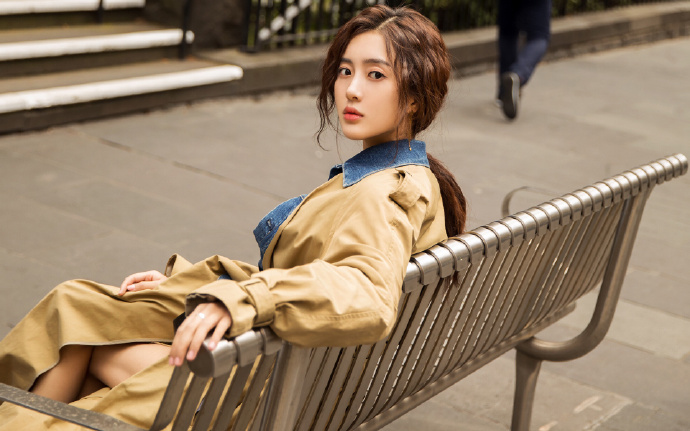 SUV悬在山坡两人危在旦夕 十几人拉绳作保险